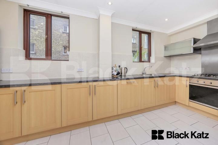 1420 Sq.Ft of living & entertaining space by the River Thames  Elephant lane , Bermondsey / Rotherhithe 